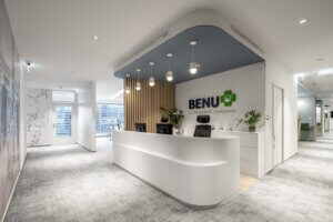 A BENU Gyógyszertárak új recepciójáról egy kép.